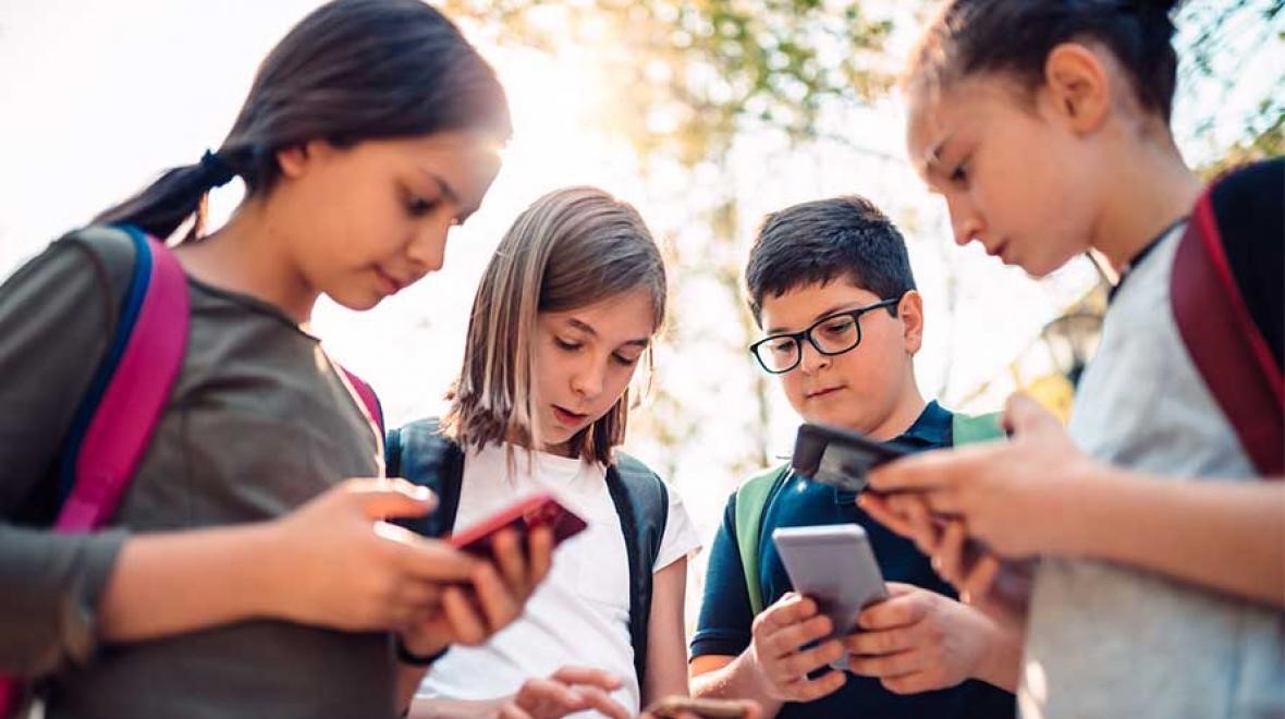Reguli noi pentru protecția copiilor pe internet: conturi private și blocarea publicității pe profilare